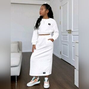 Tween Girl Letter Patched Drop Shoulder Crop Pullover & Skirt